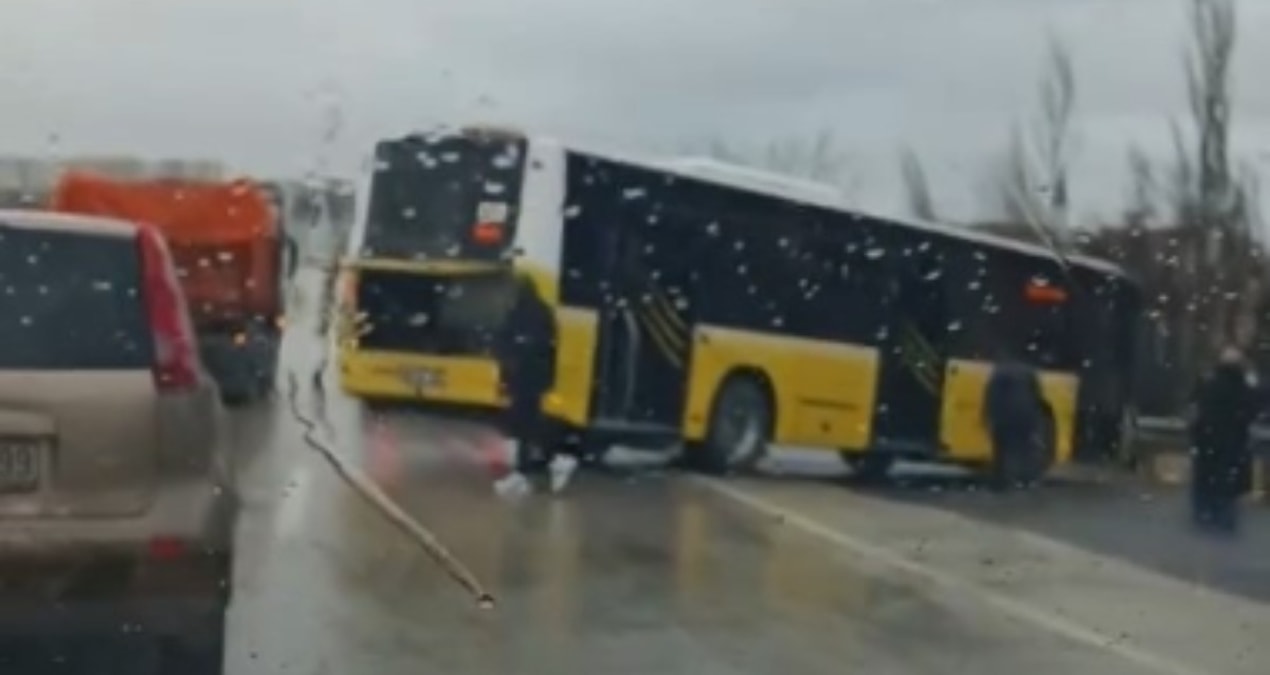 İstanbul'da kaza anı kamerada:  İETT otobüsü kontrolden çıktı: 5 yaralı - Son Dakika: Gelişmeler Takip Ediliyo