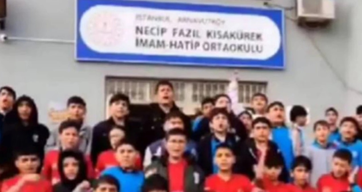 Son Gelişme: İstanbul'da ortaokulda skandal görüntüler: Öğrencilere 'selefi' andı okutuldu - En Son Haber: Gel