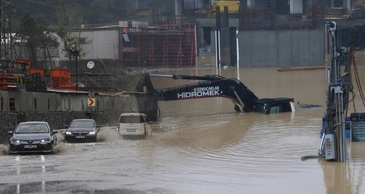 Son Gelişme: İstanbul'da sağanak felaketi: Yollar kapandı, araçlar mahsur kaldı - En Son Haber