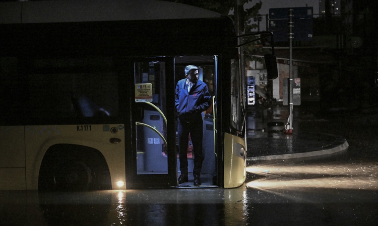 İstanbul'da sağanak nedeniyle iş yerinde mahsur kalanlar iş makineleriyle kurtarıldı