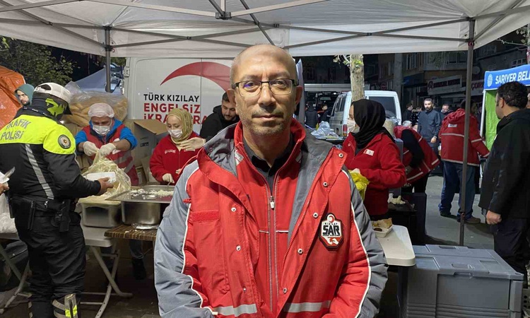 İstanbul Sarıyer'de afetzedelere Türk Kızılay'ın yemek dağıtımı sürüyor: Gelişmeler Takip Ediliyor