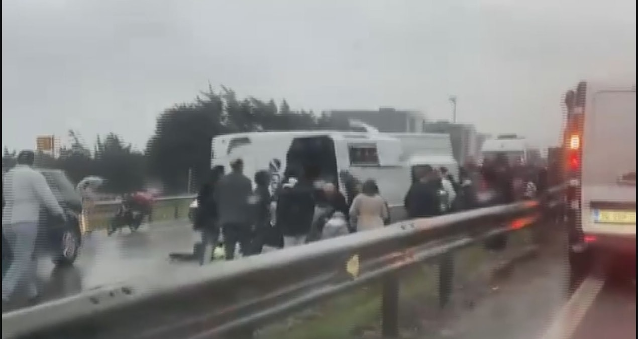 İstanbul'da servis midibüsü devrildi: Ölü ve yaralılar var - Son Dakika ve Merak Edilenler