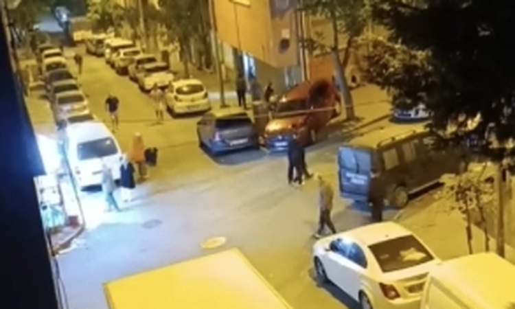 İstanbul Sultangazi'de motosikletli 2 şüpheli, sokakta yürüyen genci silahla yaraladı: Gelişmeler Takip Ediliy