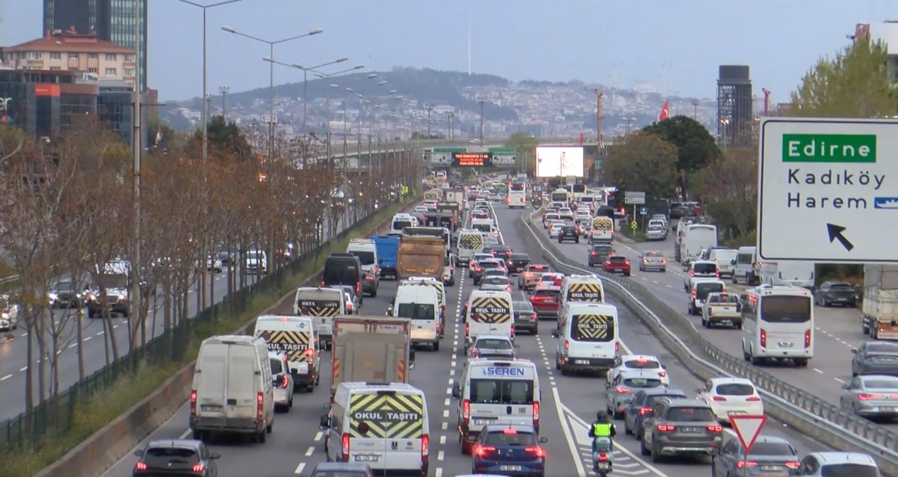 Gündemden Son Bilgiler: İstanbul'da trafik kilit; yoğunluk yüzde 80'i buldu - En Son Haber: Gelişmeler Takip E