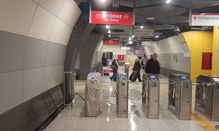 İstanbul'da Yenibosna Metro'da tavandan su sızınca vatandaşlar şaşkınlık yaşadı - Son Dakika Bilgileri