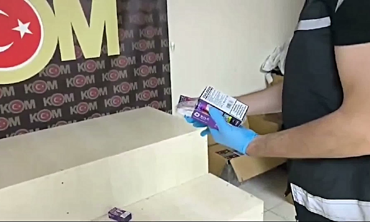 İzmir'de 5,5 milyon liralık kaçak tütün ürünü ele geçirildi ve Merak Edilenler