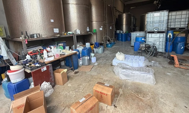 İzmir Bornova'da operasyonda 21 bin 20 litre etil alkol ele geçirildi
