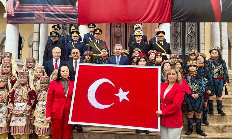 İzmir'de dokunan Türk bayrağı, Cumhuriyet'in 103. yılında Vali Elban'a teslim edildi - Son Dakika Bilgileri