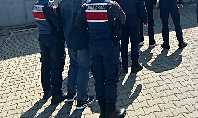 İzmir'de jandarma üniformasıyla girdikleri evden altın çaldılar - Son Dakika Bilgileri