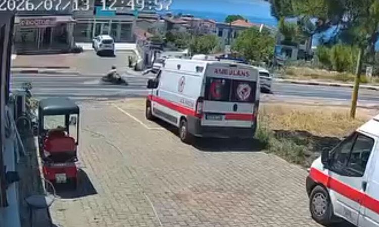 The driver of the motorcycle that collided with a car in Izmir died; accident caught on camera - News