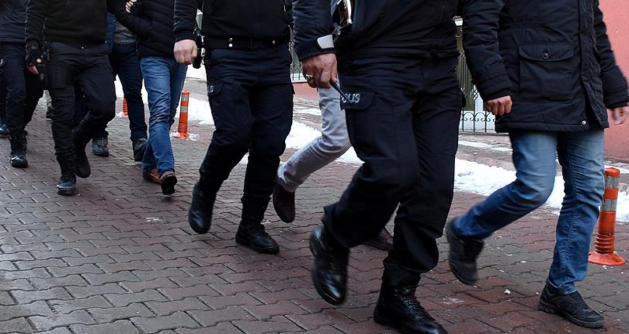 İzmir'de uyuşturucu operasyonunda yakalanan 13 şüpheli hakkında tutuklama kararı verildi - En Son Haber - Son