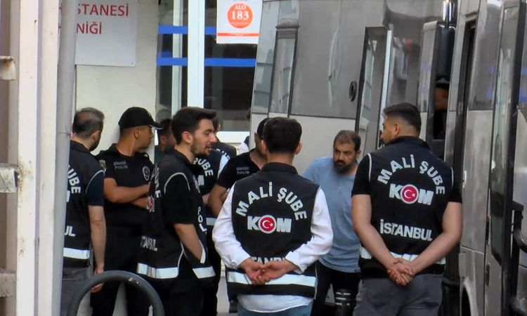 Sıcak Gündem: İzmit Belediyesi'ne baskın; şüpheliler sağlık kontrolünden geçirildi - Haberleri | İşte Tüm Ayrı