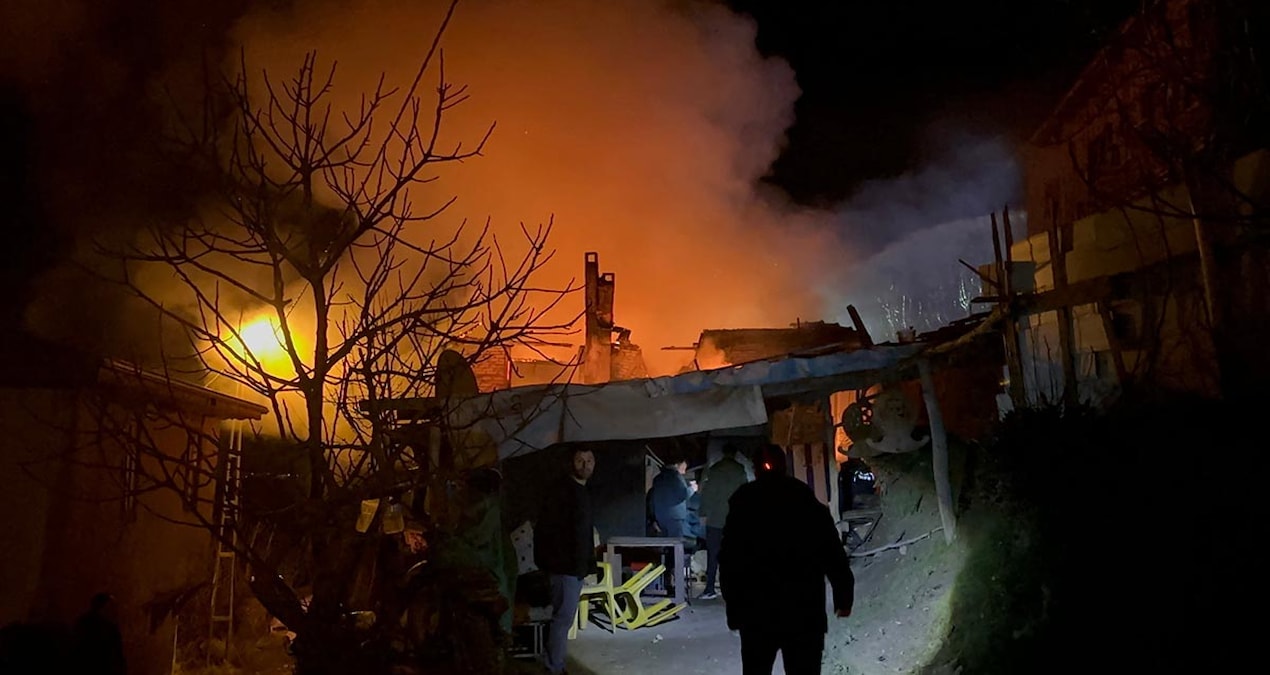 Gündemden Son Bilgiler: İznik’te korkutan yangın: İki katlı bina alevlere teslim oldu - Son Dakika - Son Dakik