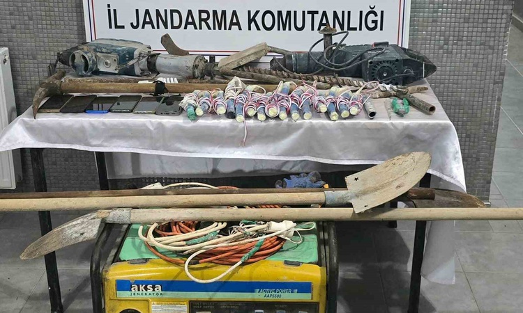 Jandarma, Malatya Darende'de kaçak kazı yapan 6 şüpheliyi suçüstü yakaladı: Gelişmeler Takip Ediliyor
