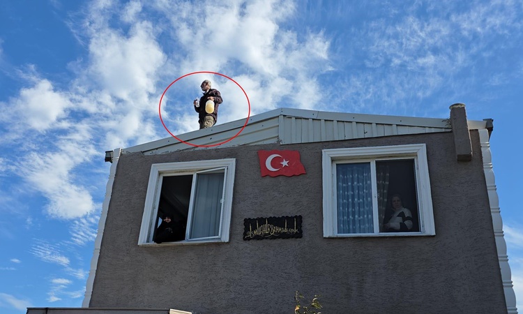 Kaçak evinin yıkımına engel olmak için benzin bidonuyla çatıya çıktı - Son Dakika Bilgileri