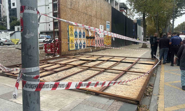 Kadıköy Bağdat Caddesi'nde şantiye panosu devrildi, 2 vatandaş hafif yaralandı | İşte Tüm Ayrıntılar