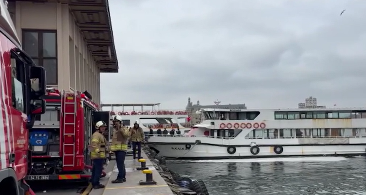 Gündemden Son Bilgiler: Kadıköy İskelesi'nde panik: 42 metrelik yolcu teknesi alevlere teslim oldu - Son Dakik