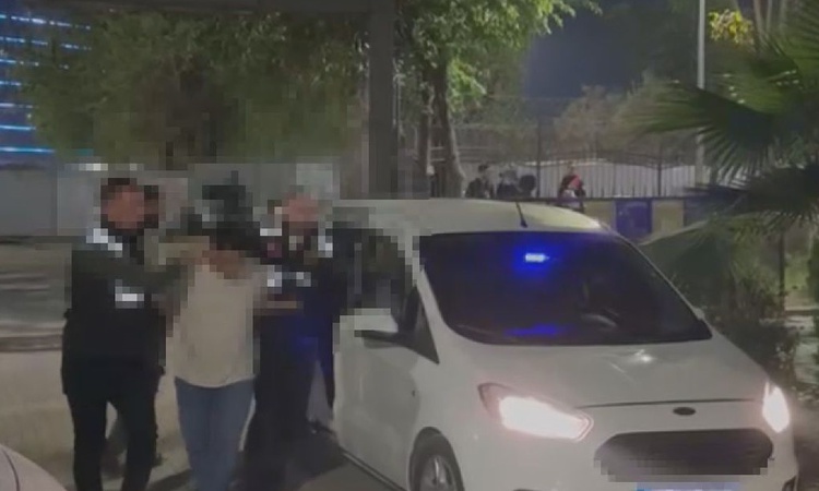Kadıköy'de silahla havaya 6 el ateş eden F.Ü., polis iknasıyla yakalanarak gözaltına sevk edildi. | İşte Tüm A