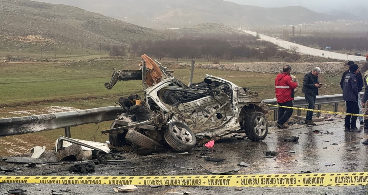 Ayrıntılar Netleşti: Kafa kafaya facia! Demir yığınına dönen araçtan kurtulan olmadı; 3 ölü, 1 yaralı - Haberl