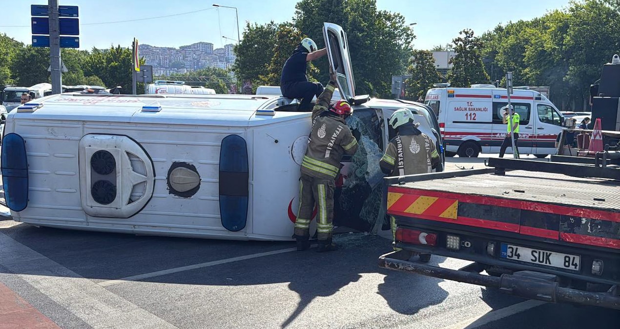 Ayrıntılar Netleşti: Kağıthane'de ambulans devrildi; 4 yaralı - Son Dakika Haberleri