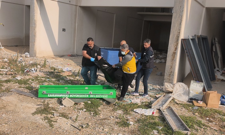 Kahramanmaraş'ta inşaat önünde bulunan erkek cesedi otopsi için morga kaldırıldı