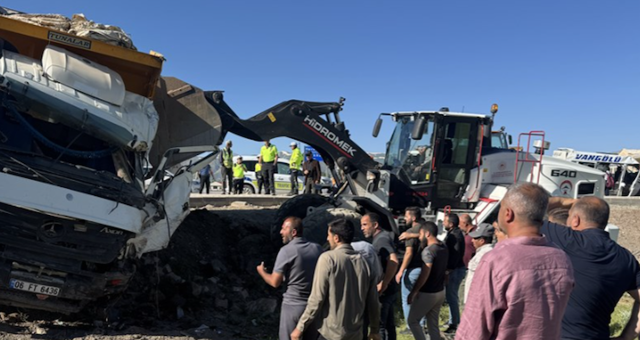 Kamyon minibüsle çarpıştı! Ölü ve yaralılar var - Son Dakika | İşte Tüm Ayrıntılar