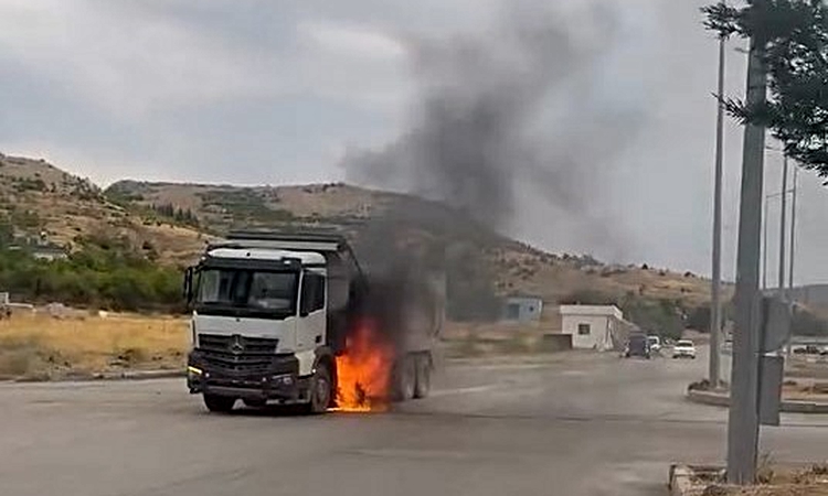 Kamyonda çıkan yangına beton mikserinden müdahale | İşte Tüm Ayrıntılar