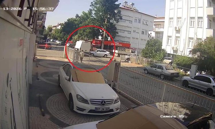 A pickup truck and a car collided at the intersection, citizens said 'accidents always happen' and asked for precautions to be taken - News