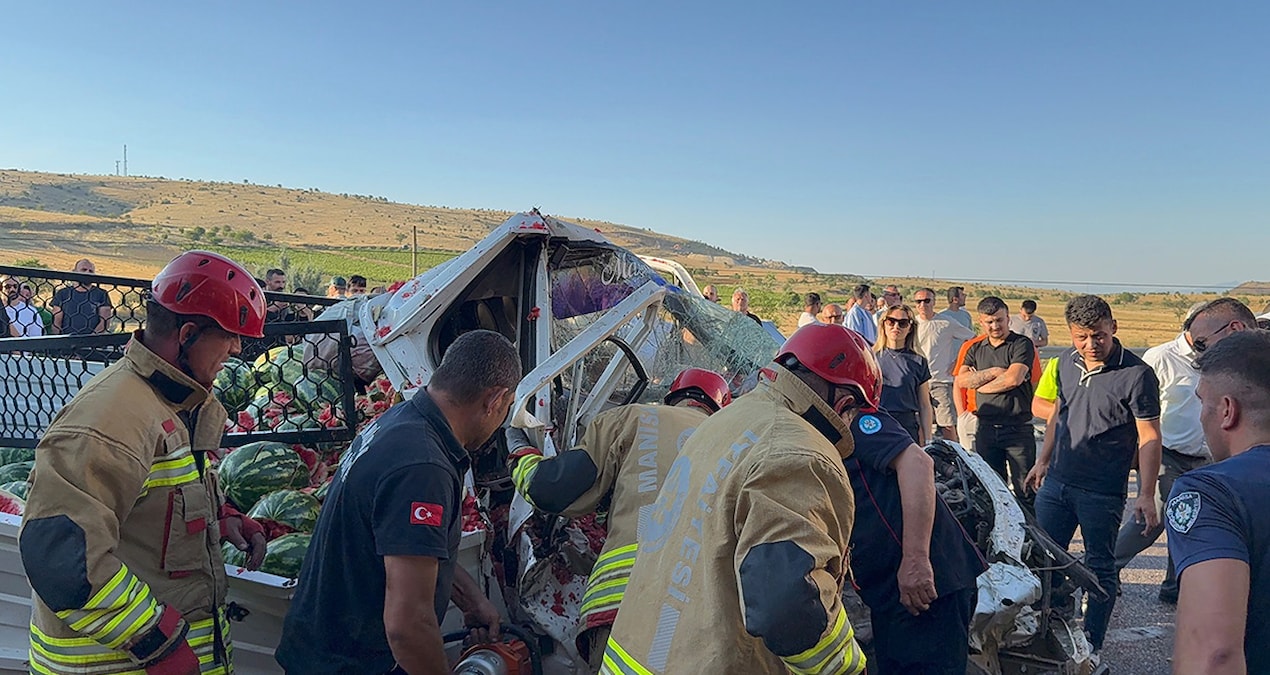 Pickup truck crashed into a truck, it turned into a war zone - Last Minute