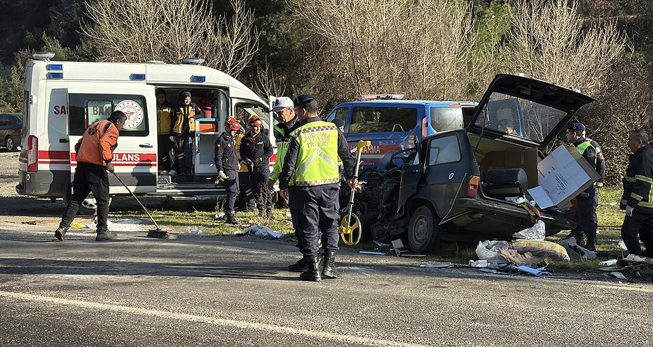 Ayrıntılar Netleşti: Kamyonla otomobil çarpıştı: 1 ölü, 5 yaralı - En Son Haber ve Merak Edilenler