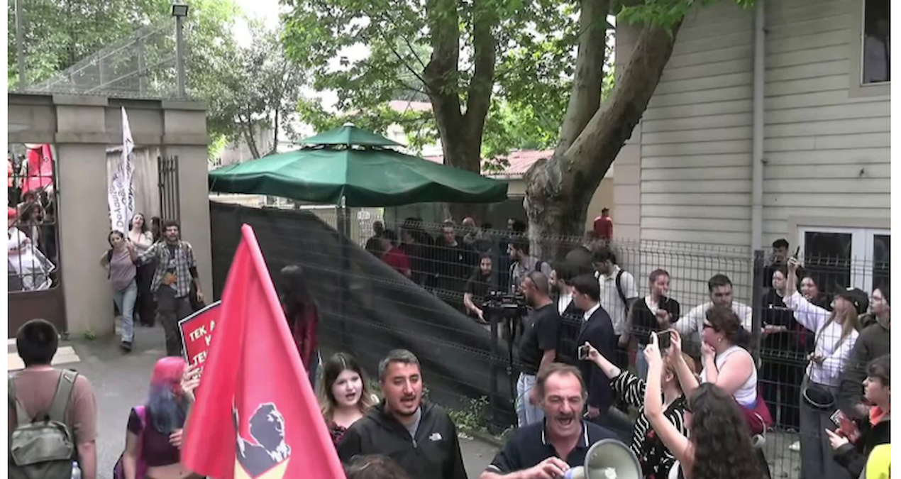 Sıcak Gündem: Kapısına kilit vurulan okulun öğrencileri ayağa kalktı - Son Dakika ve Merak Edilenler