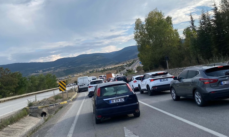 Karabük Eskipazar'da yol çalışması İstanbul yönünde uzun araç kuyruğu oluşturdu: Gelişmeler Takip Ediliyor