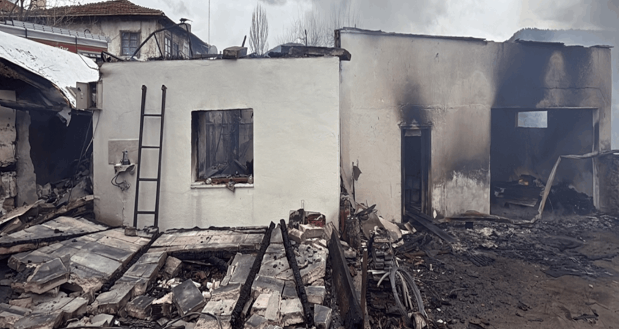Karabük'te 4 ev, ahır ve traktör yandı, hayvanlar öldü - Son Dakika ve Merak Edilenler