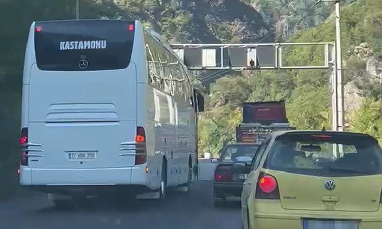 Karabük'te hatalı sollayan yolcu otobüsü kameraya yansıdı, araçları tehlikeye düşürdü: Gelişmeler Takip Ediliy