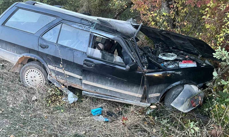 Karabük'te otomobil ağaca çarptı, sıkışan sürücü hastaneye kaldırıldı