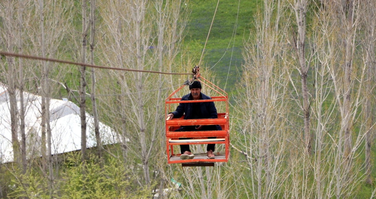 Sıcak Gündem: Karadeniz'de gördü, Van'da uyguladı; teleferik sistemi ile bahçesine 40 dakika yerine 40 saniyed