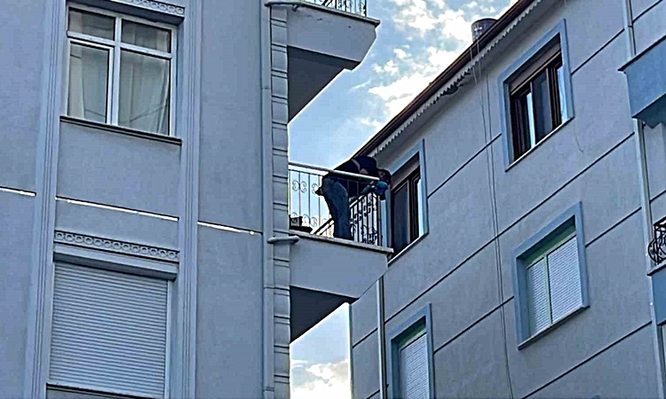 Karaman’da balkondan düşen şahıs yaşamını yitirdi