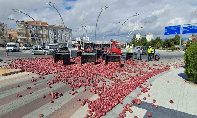 Karaman'da halat kopunca yaklaşık 5 ton elma kasası yola devrildi, yol kapandı