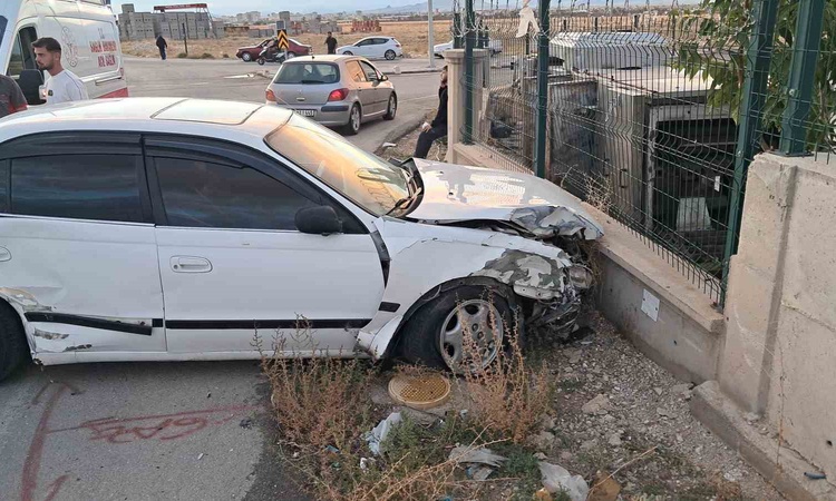 Karaman'da iki otomobil çarpıştı, 3 kişi yaralandı; kaza anı kameraya yansıdı ve Merak Edilenler