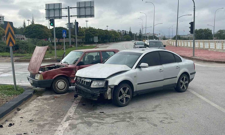 Karaman'da otogar kavşağında iki otomobil çarpıştı, 1 kişi yaralandı: Gelişmeler Takip Ediliyor