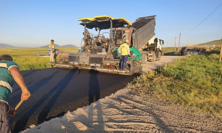 Ayrıntılar Netleşti: Kars’ta köy yollarında ulaşım hamlesi! bsk ve beton yol çalışmaları aralıksız sürüyor - S