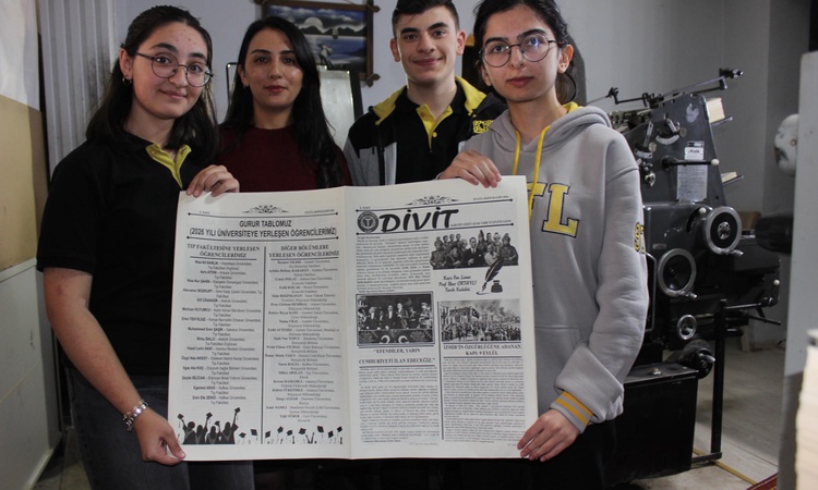 Kars'ta lise öğrencilerinin 'Divit' gazetesi Cumhuriyet Bayramı'nda dağıtıldı | İşte Tüm Ayrıntılar