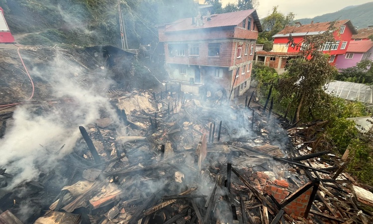 Kastamonu İnebolu'da ahşap ev yangınında 6 büyükbaş, 1 koyun ve 20 tavuk öldü | İşte Tüm Ayrıntılar
