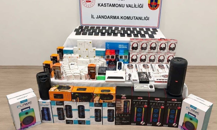 Kastamonu'da jandarma 2 iş yeri ve 1 araçta 39 kaçak cep telefonu ele geçirdi - Son Dakika Bilgileri