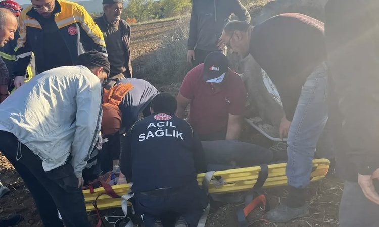 Kastamonu Yukarı Elyakut'ta devrilen traktörün altında kalan sürücü yaralandı: Gelişmeler Takip Ediliyor
