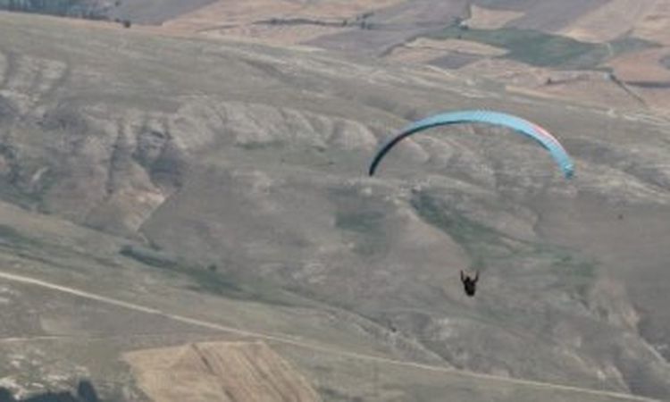Kayalıklara düşen yamaç paraşütü pilotu öldü - Son Dakika - Son Dakika Bilgileri