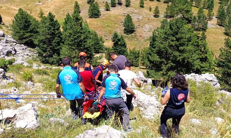 Sıcak Gündem: Kayalıklardan düşen şahıs ambulans helikopterle hastaneye sevk edildi - Son Dakika Haberleri - S