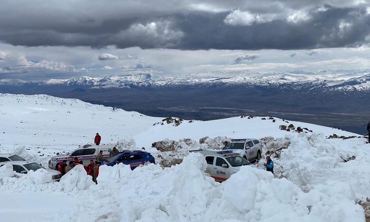 The body of a female mountaineer, found 112 days after she disappeared, was taken down from Mount Ararat - News