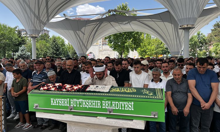 Kayseri'de Düğün Konvoyundaki Korkunç Kaza: 29 Yaşındaki Sultan Yazıcıoğlu yaşamını yitirdi, 7 Aylık Bebeği ve