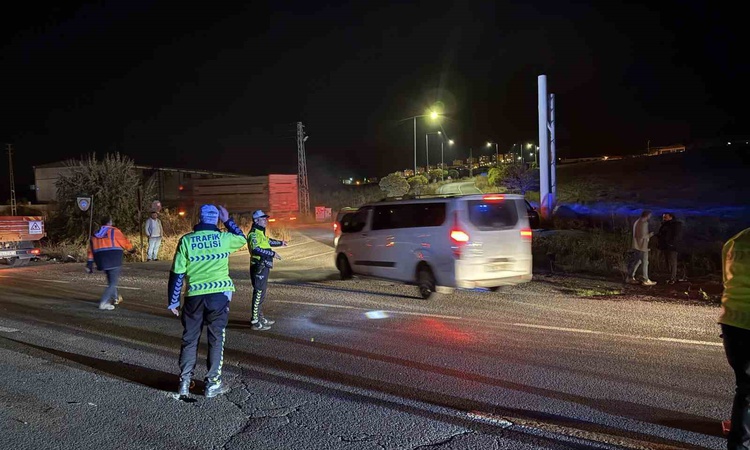 Kayseri İncesu'da iki otomobil çarpıştı, 3 kişi yaşamını yitirdi, 1 kişi yaralandı: Gelişmeler Takip Ediliyor